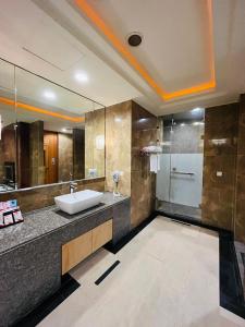台北市にあるWalker Hotel - Chengdeのバスルーム(洗面台、ガラス張りのシャワー付)