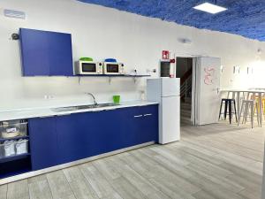 una cocina con encimeras y electrodomésticos azules y blancos en Agi Gloria Rooms, en Roses