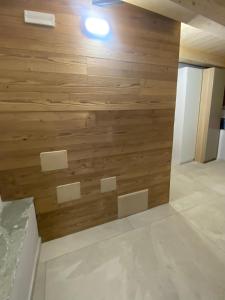 Habitación con pared de madera en Boutique Alpine Studio by SupaStays, en Courmayeur