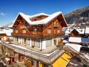 a large wooden house with snow on the roof at Appartement Morzine, 3 pièces, 6 personnes - FR-1-627-34 in Morzine