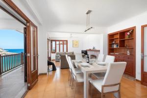 Un comedor blanco con una mesa y sillas. en Apartamento Corb Mari 2 en la playa Cala Marsal!, en Portocolom