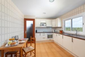 cocina con mesa, fregadero, mesa y sillas en Apartamento Corb Mari 2 en la playa Cala Marsal!, en Portocolom