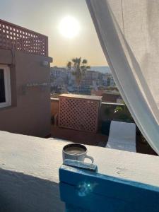 een blauwe doos op de rand van een balkon bij DIONI 2 in Chania