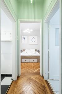 un corridoio con un letto in una camera di Cute and central apt for 3 ad Atene