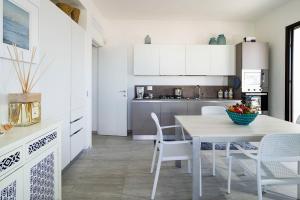 レイタニにあるSan Lorenzo - Rosmarinoの白いキッチン(テーブル、椅子付)