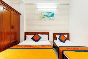 2 posti letto in una piccola camera con 2 letti di SPOT ON 1227 Binh Minh Hotel a Hanoi