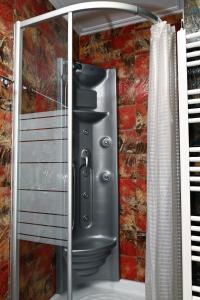 een douche in een badkamer met een douchegordijn bij Aktis Hotel in Oud Epidauros
