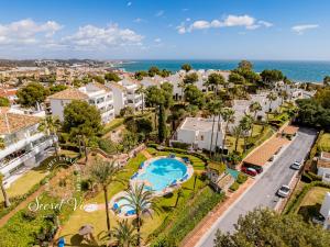 z góry widok na ośrodek z basenem i ocean w obiekcie Secret View Riviera Miraflores w mieście La Cala de Mijas