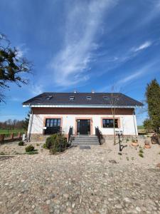 ein Haus mit Sonnenkollektoren darüber in der Unterkunft Stary Dom nad Wrześnicą 