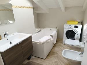 ein Badezimmer mit einem Waschbecken und einer Waschmaschine in der Unterkunft Residenza Martignoni Ex Antica Oasi Francescana in Varese