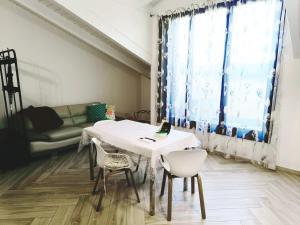 un soggiorno con tavolo e sedie bianchi di Residenza Martignoni Ex Antica Oasi Francescana a Varese