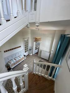 een uitzicht over een trap in een huis bij Villa La Clairière in Royan