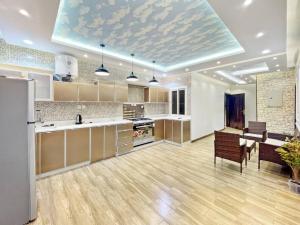 a large room with a kitchen with a table and chairs at شقة خمس غرف مطلة على طريق السودة in Abha