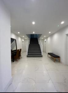 un pasillo con una escalera y un piano en un edificio en Remarkable 1-Bed Apartment in Maidstone, en Maidstone