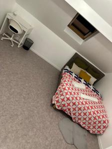 Habitación en el ático con cama y escritorio en Chambre d’hôte à 13 minutes de Disneyland, en Champs-Sur-Marne