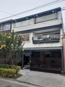 un edificio con una tienda con un cartel. en Hotel Zafiro Boutique, en Bogotá