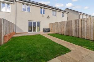 una casa con recinzione e cortile verde di Scenic getaway, open plan home! 2bed park for free a Eaglesham