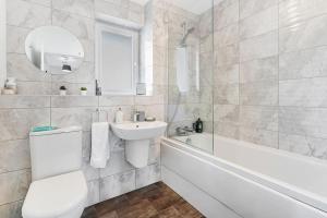 e bagno con lavandino, servizi igienici e vasca. di Scenic getaway, open plan home! 2bed park for free a Eaglesham Altre 12 foto
