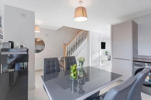 una cucina e una sala da pranzo con tavolo e sedie di Scenic getaway, open plan home! 2bed park for free a Eaglesham