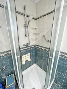 y baño con ducha y puerta de cristal. en A 100m de la playa. 2 hab. A/C, en Alicante
