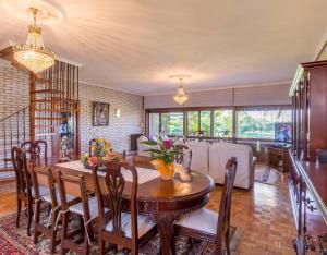 cocina y comedor con mesa y sillas en Casa Ana De Velasco, en Marcilla