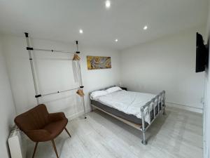 um quarto com uma cama e uma cadeira em Urban Stay - Contractor accommodation em Grimsby
