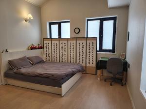 HaeanにあるTteulan Haengbokのベッドルーム1室(ベッド1台、デスク、椅子付)