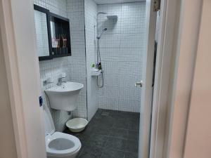 HaeanにあるTteulan Haengbokのバスルーム(トイレ、洗面台、シャワー付)