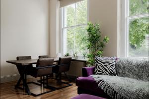 salon ze stołem i kanapą w obiekcie Spacious & stylish 1-bed flat in Primrose Hill w Londynie