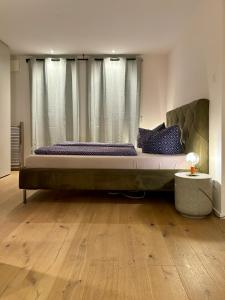 Cette chambre comprend un grand lit et du parquet. dans l'établissement großzügiges Luxusappartement 106qm - Dachterrasse, à Bad Aibling