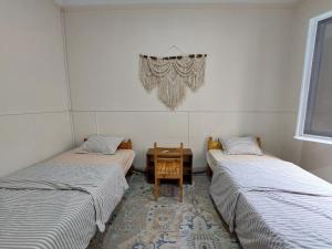 - 2 lits dans une chambre avec une table dans l'établissement AL- Mazareta a private room at Shared apartment For Men only No Ladies allowed غرفة خاصة في شقة مشتركة للرجال فقط ممنوع السيدات仅限男士 女士不允许, à Alexandrie