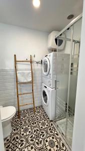 a laundry room with a washing machine and a washer at Blue Sea in Moya