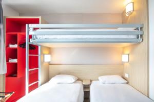 Rúm í herbergi á B&B HOTEL Lyon Aéroport Saint-Quentin-Fallavier