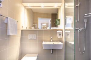 Baðherbergi á B&B HOTEL Lyon Aéroport Saint-Quentin-Fallavier