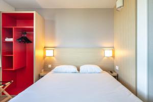 Rúm í herbergi á B&B HOTEL Lyon Aéroport Saint-Quentin-Fallavier