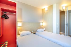 Rúm í herbergi á B&B HOTEL Lyon Aéroport Saint-Quentin-Fallavier