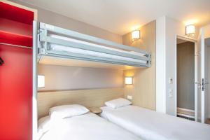 Rúm í herbergi á B&B HOTEL Lyon Aéroport Saint-Quentin-Fallavier
