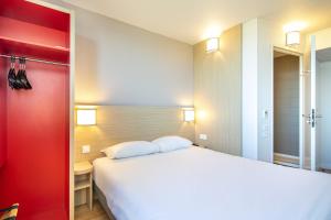 Rúm í herbergi á B&B HOTEL Lyon Aéroport Saint-Quentin-Fallavier