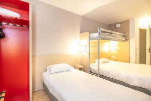 Rúm í herbergi á B&B HOTEL Lyon Aéroport Saint-Quentin-Fallavier