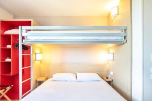 Rúm í herbergi á B&B HOTEL Lyon Aéroport Saint-Quentin-Fallavier
