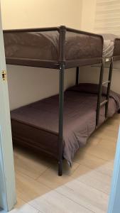 ein braunes Etagenbett in einem Zimmer in der Unterkunft Apartament L'Alba 2 in Tossa de Mar