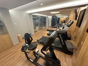 einen Fitnessraum mit Laufbändern und Crosstrainern in einem Zimmer in der Unterkunft Quality Hotel Aracaju in Aracaju