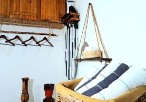 een kamer met een hangmat aan een muur bij The African Story in La Marsa