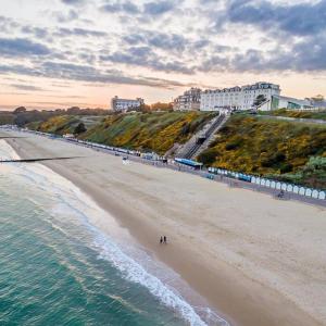 een luchtzicht op een strand met een trein bij Beach Penthouse Apartment Bournemouth in Bournemouth