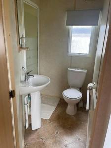濱海萊斯當的住宿－2 Bedroom Caravan Stay, Central Beach, Leysdown，一间带卫生间和水槽的浴室