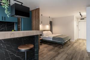 een slaapkamer met een bed en een tv boven een open haard bij Moon Apartments in Cluj-Napoca