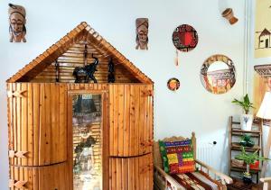 ein hölzernes Katzenhaus an der Wand in einem Zimmer in der Unterkunft The African Story in La Marsa