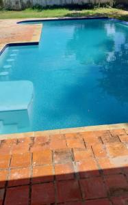 einen Pool mit blauem Wasser und Ziegelboden in der Unterkunft Studio Apartment Nyali in Mombasa