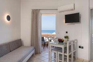 Televízia a/alebo spoločenská miestnosť v ubytovaní Hotel Caretta Beach