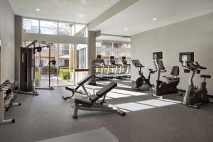 einen Fitnessraum mit Laufbändern und Kardiogeräten in einem Gebäude in der Unterkunft Courtyard by Marriott San Mateo Foster City in Foster City